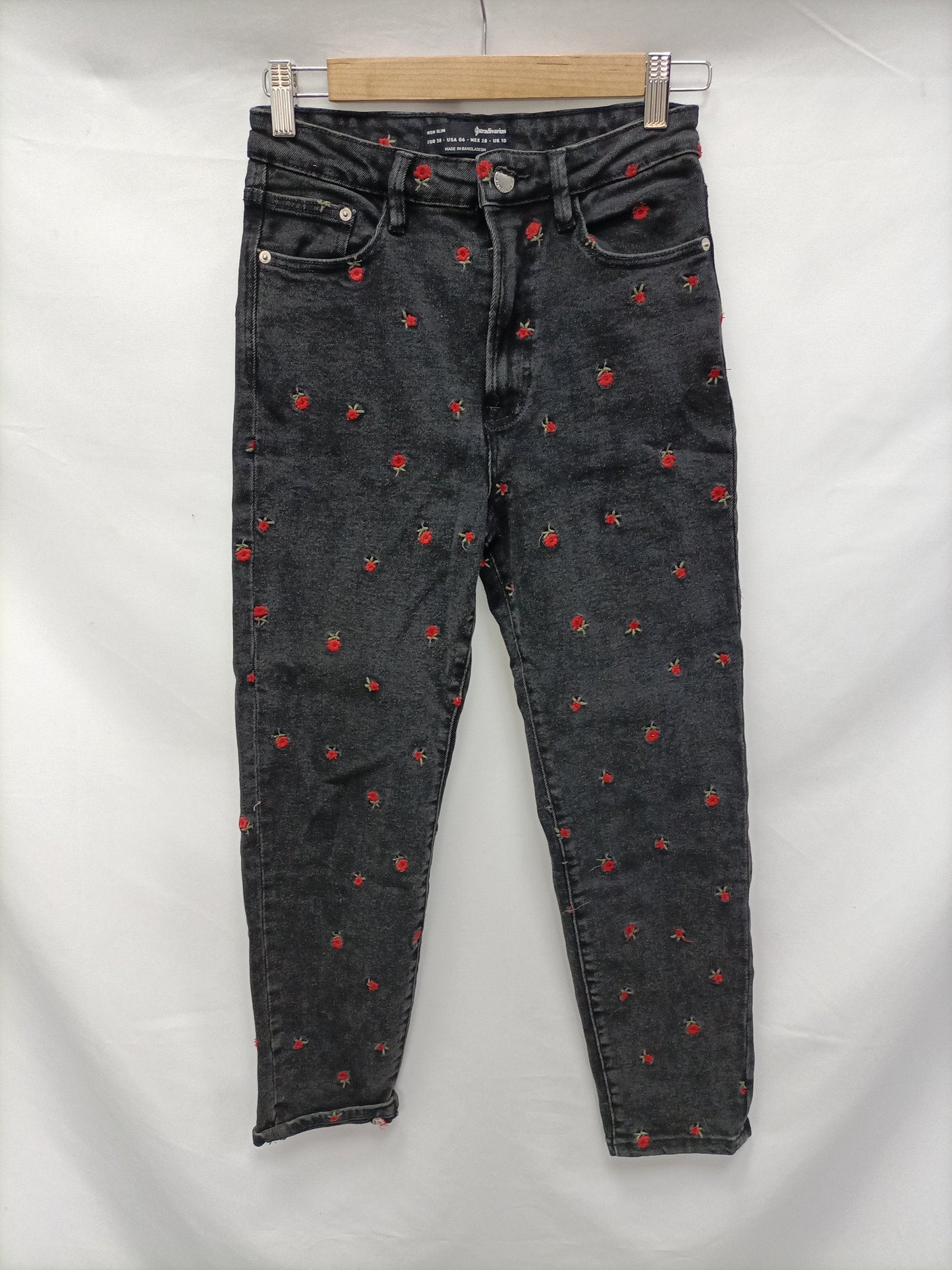 STRADIVARIUS. pantalón negro bordado T.38