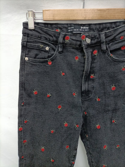 STRADIVARIUS. pantalón negro bordado T.38