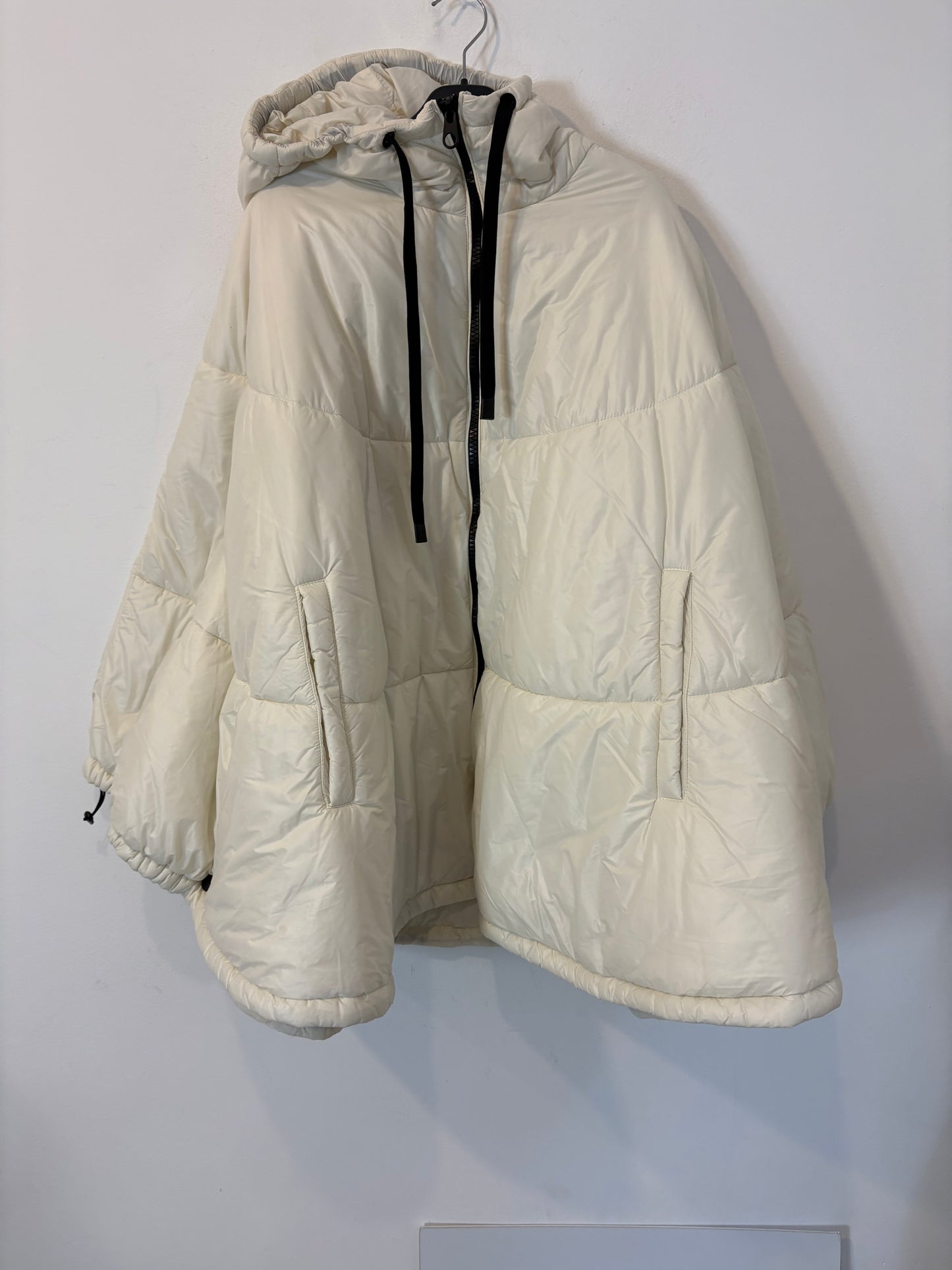 ZARA. Plumas blanco efecto capa