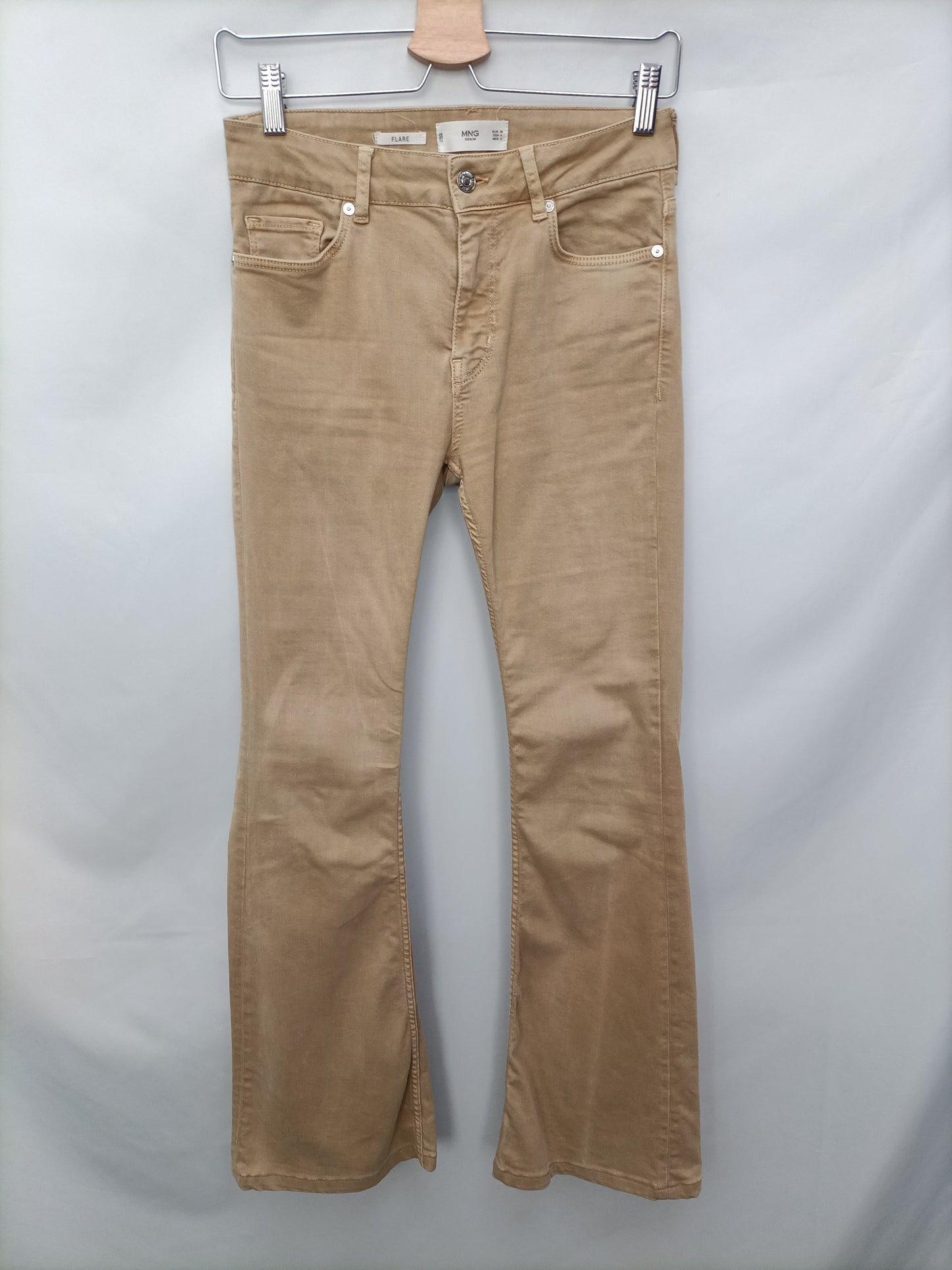 MANGO. Pantalón beige campana T.36