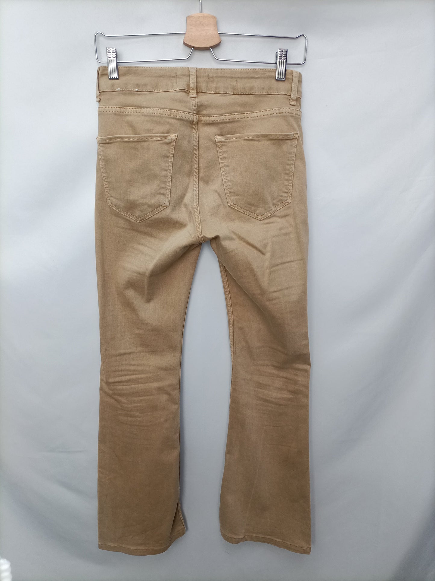 MANGO. Pantalón beige campana T.36
