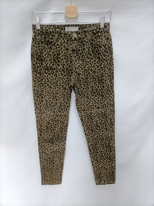 ZARA. Pantalón animal print T.13/14