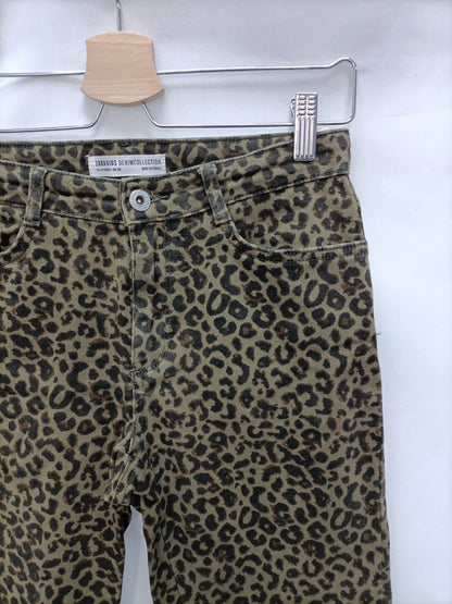 ZARA. Pantalón animal print T.13/14