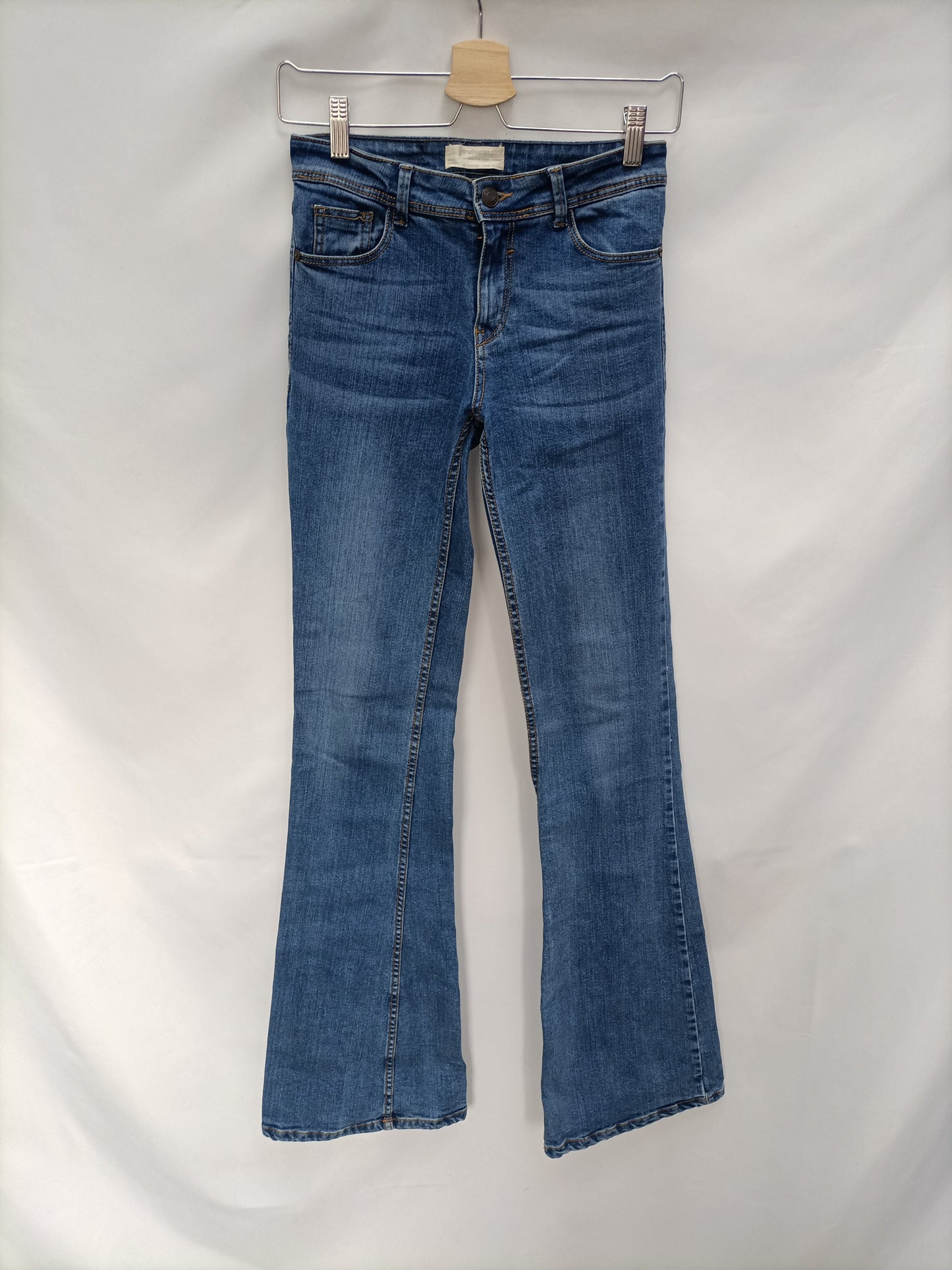 STRADIVARIUS. Pantalón vaquero campana T.34