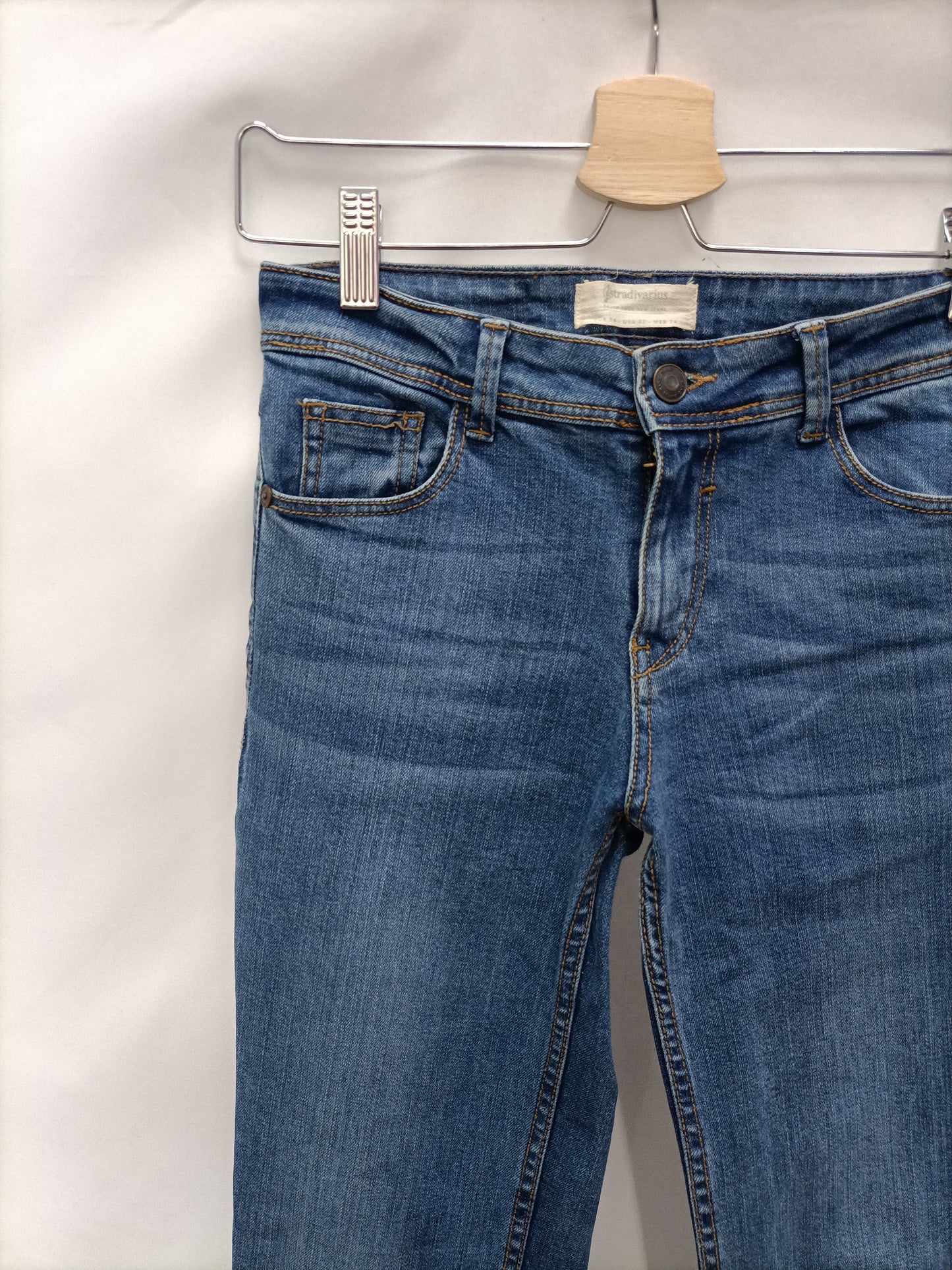 STRADIVARIUS. Pantalón vaquero campana T.34