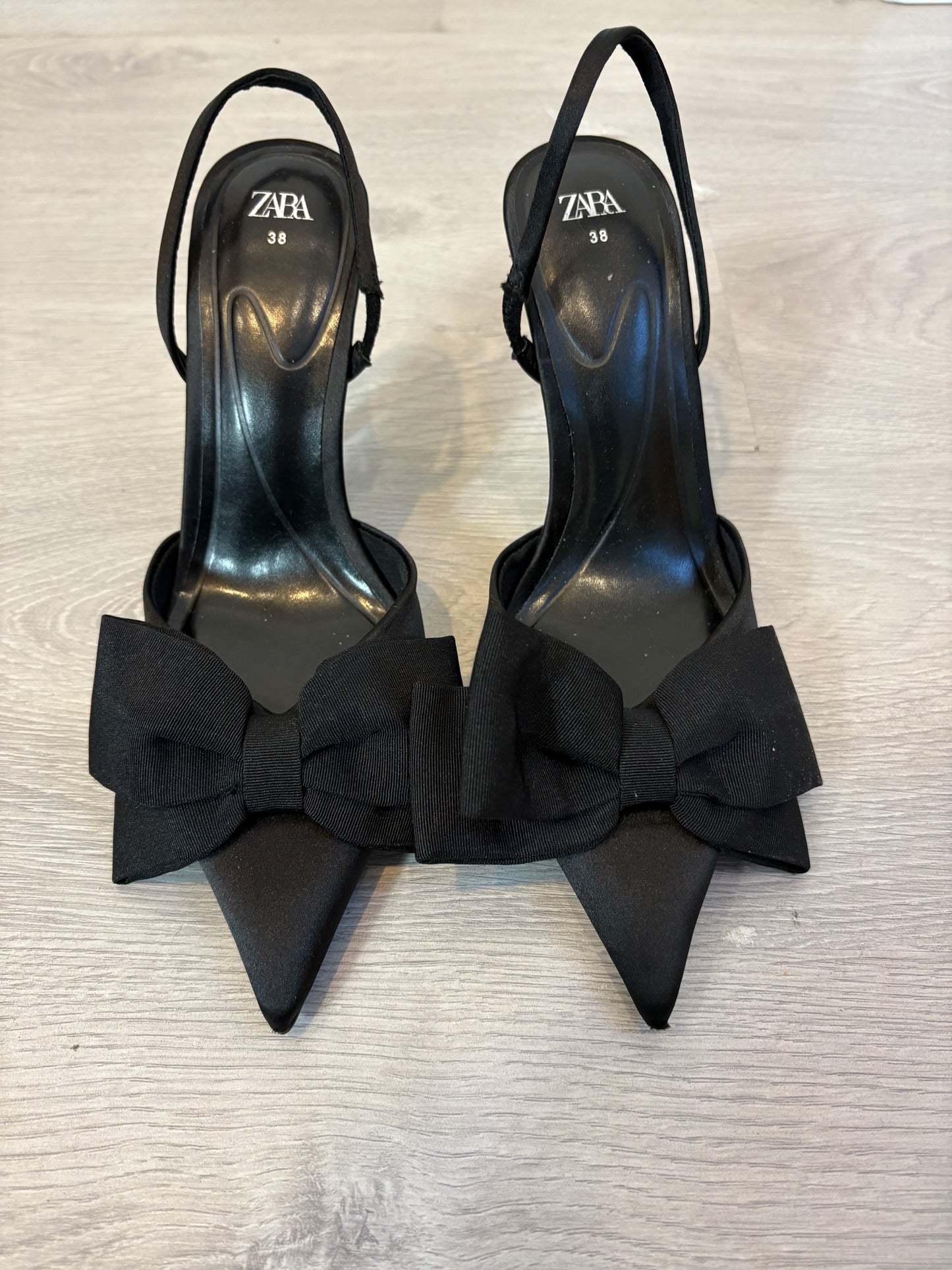 ZARA. Sandalia negra lazo. T 38