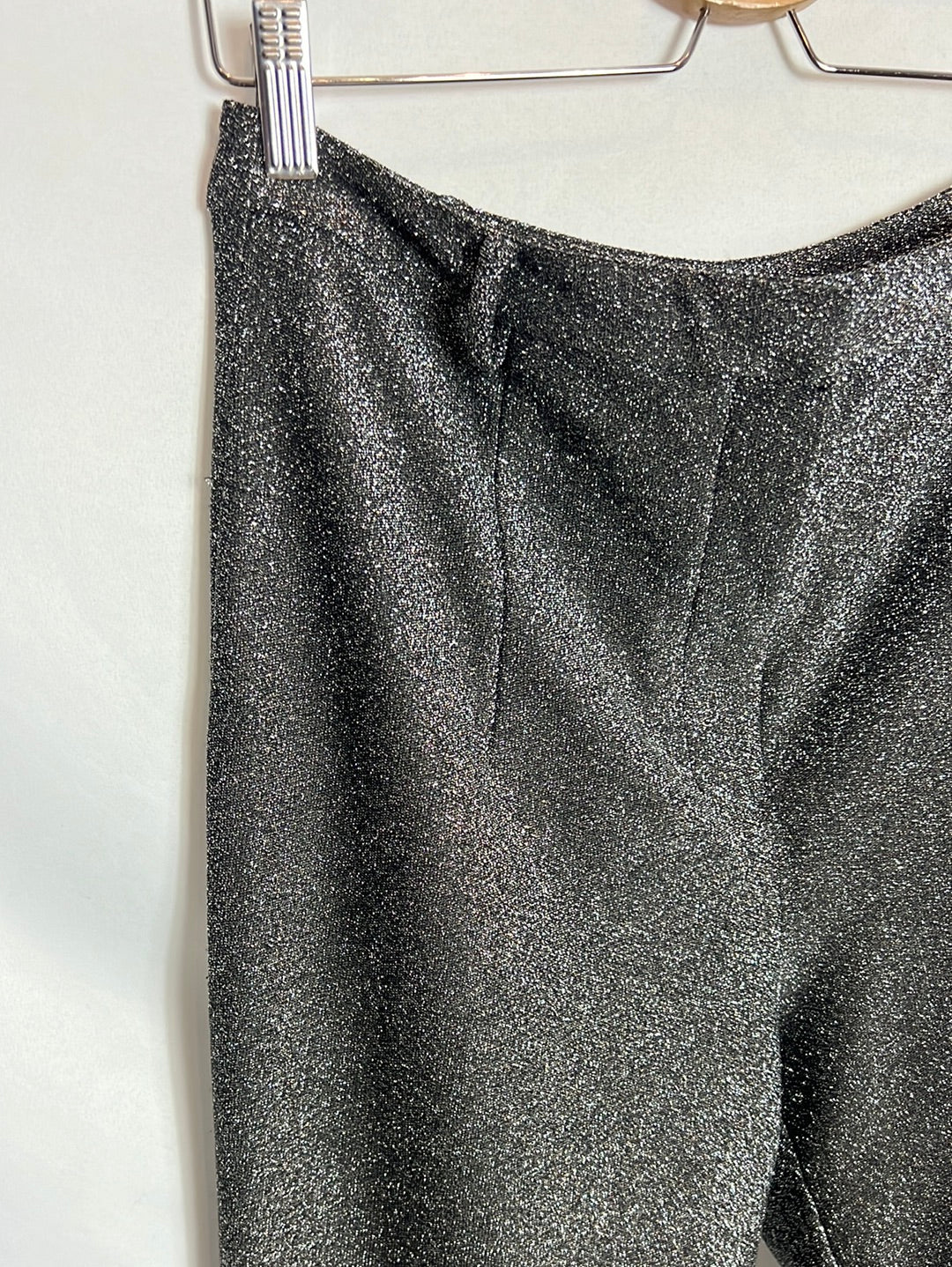 UTERQÜE. Pantalón gris purpurina. T M