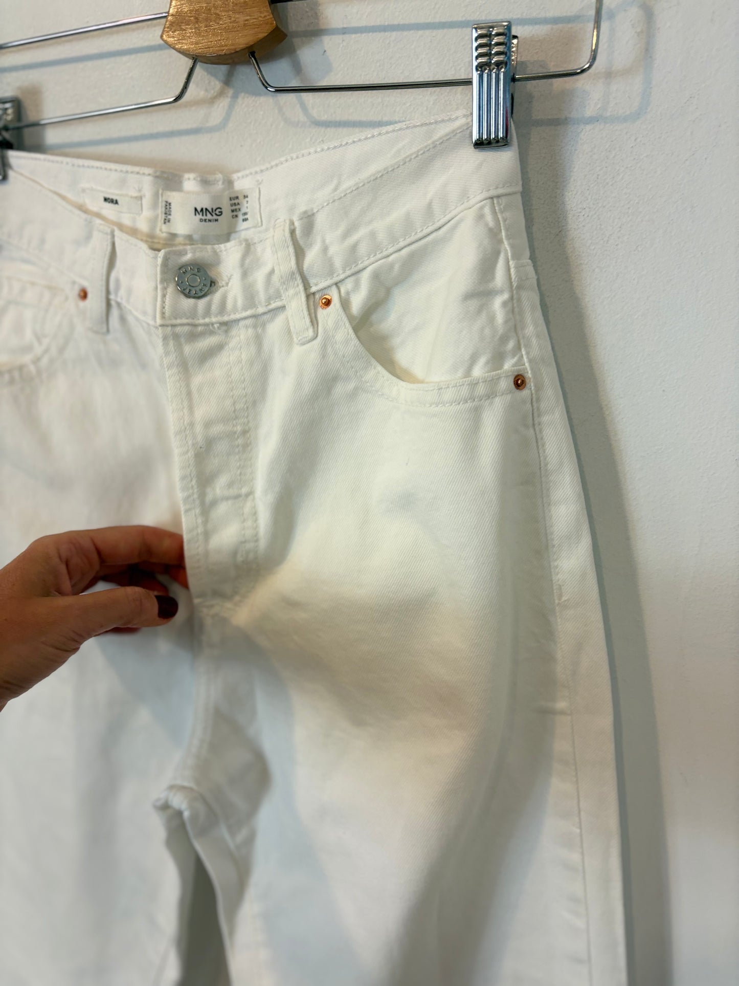 MANGO. Pantalón blanco abotonado