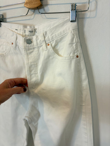 MANGO. Pantalón blanco abotonado