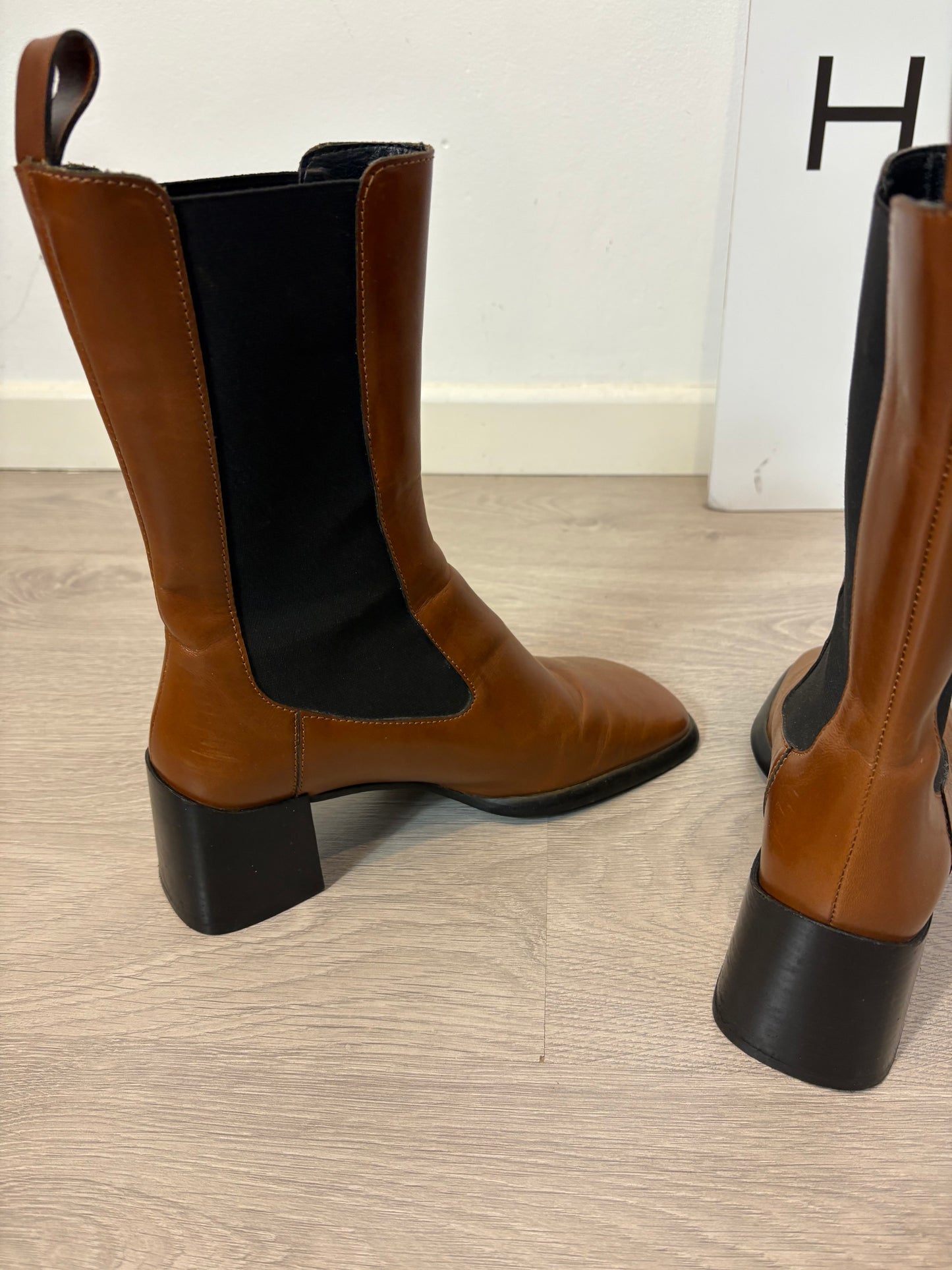 E8. Botines piel marrón