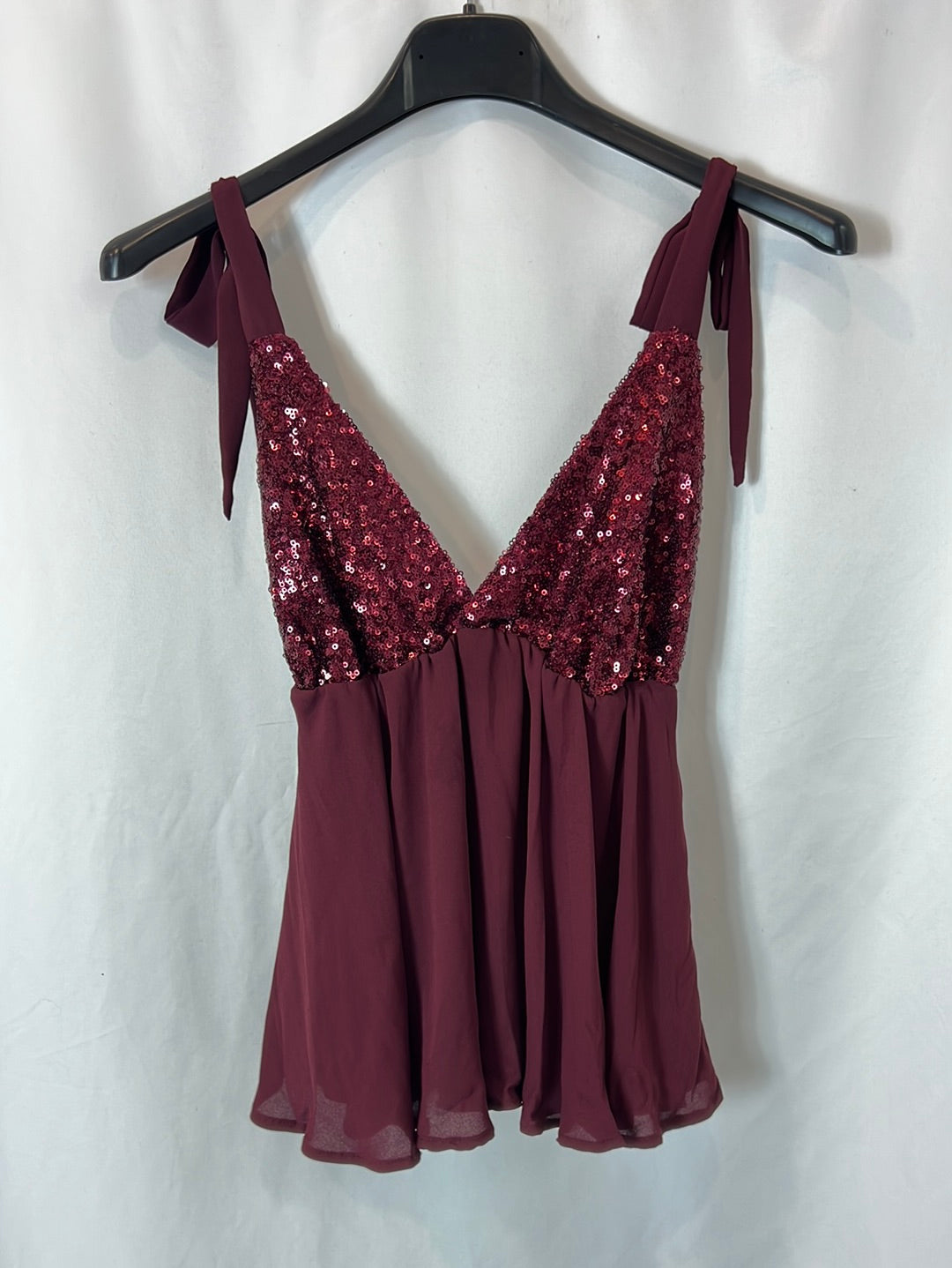 THE ARE. Burgundy top with sequin details. XS/S