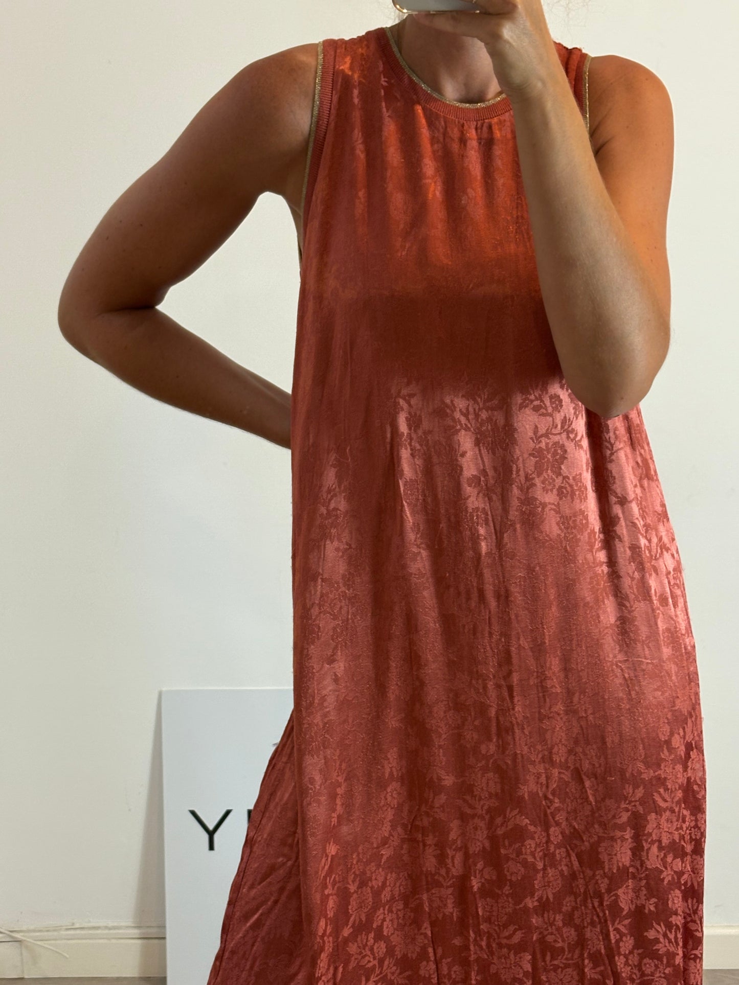 OTRAS. Vestido color teja con seda. T M/L