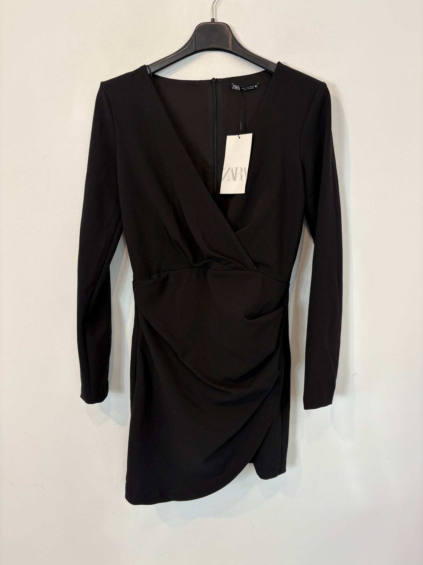 ZARA. Vestido corto negro fruncidos
