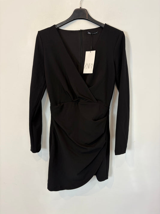 ZARA. Vestido corto negro fruncidos