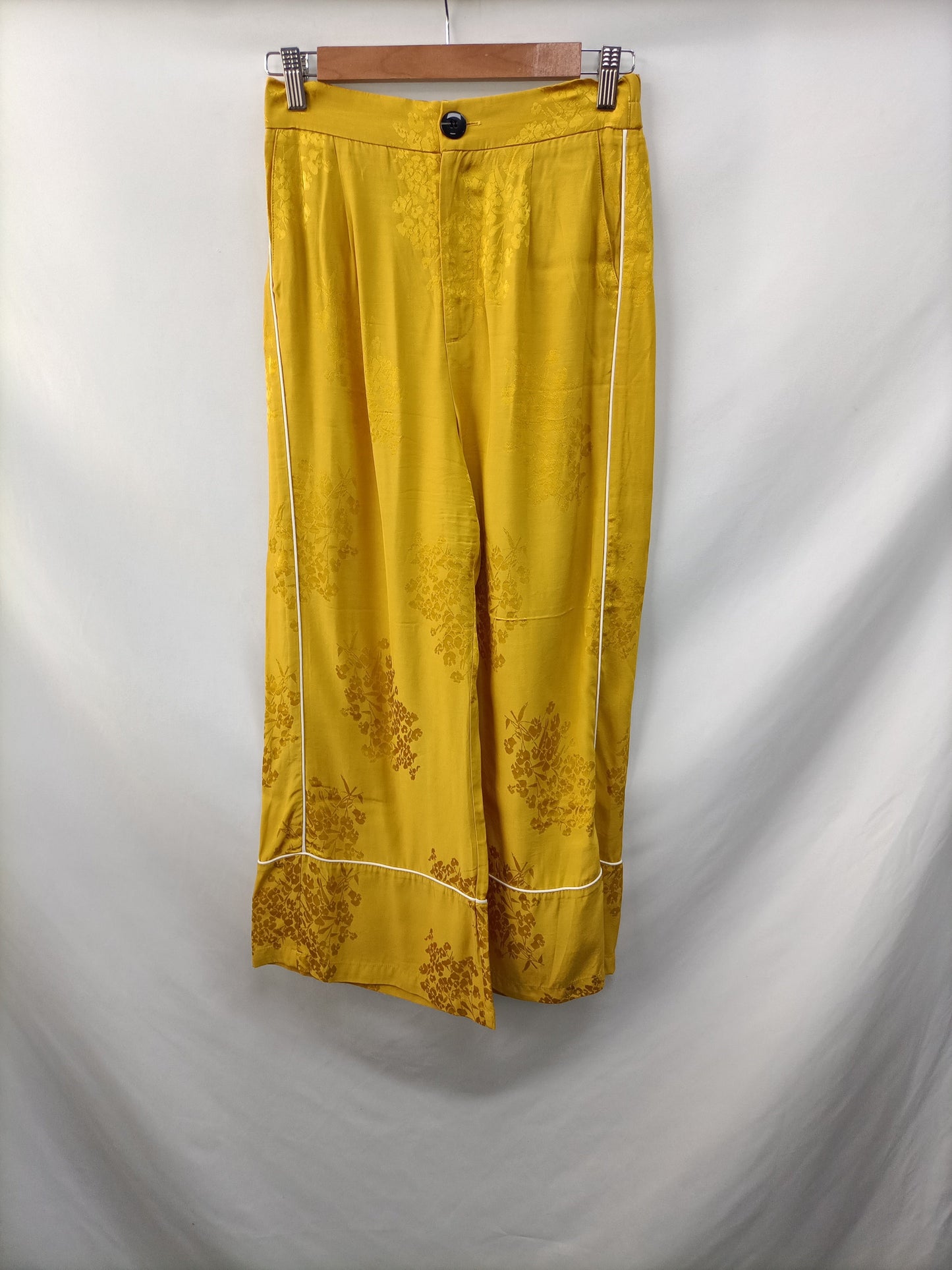 BERSHKA. Pantalón culotte flores T.M