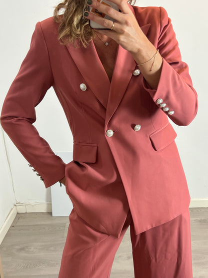 BRUNA. Total dark pink look with details. TS