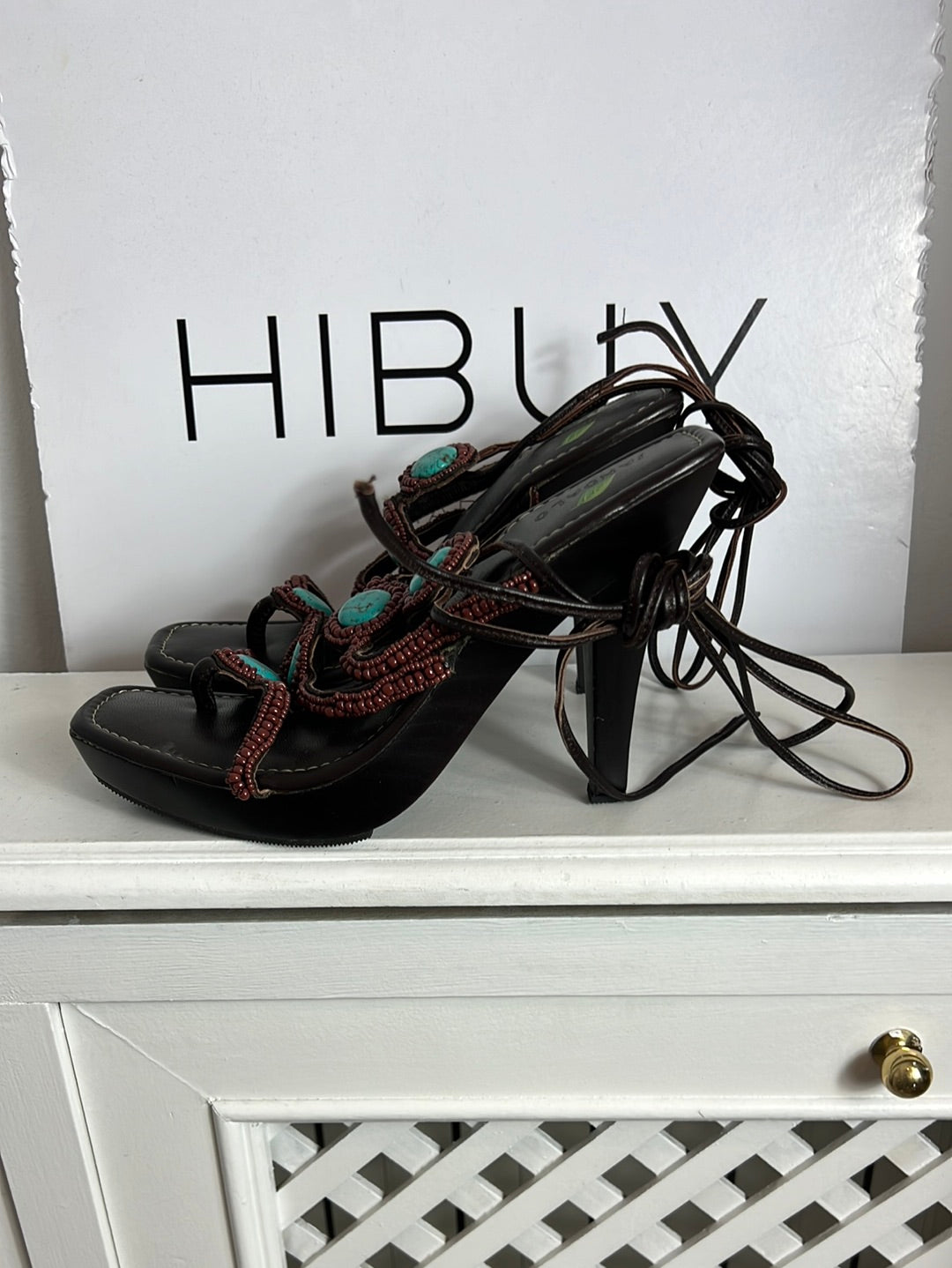 SANDALO ESSENCE. Sandalia marrón detalles pedrería azules . T 39