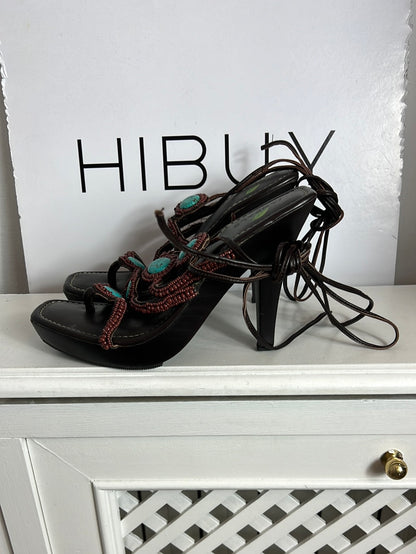 SANDALO ESSENCE. Sandalia marrón detalles pedrería azules . T 39