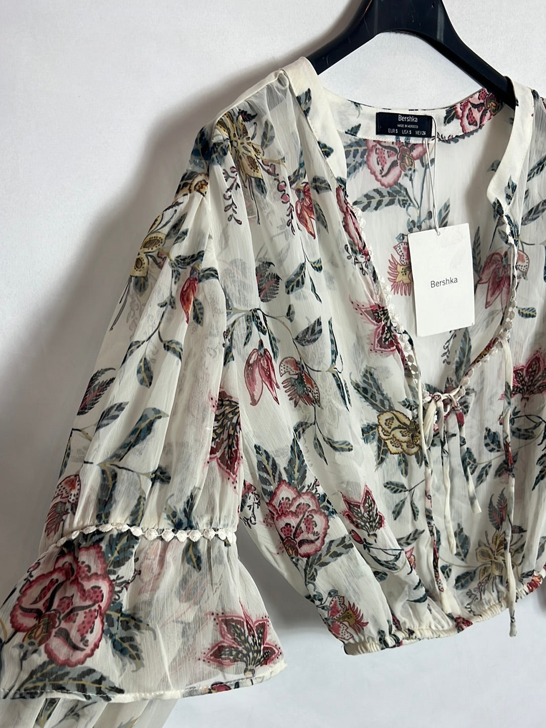 BERSHKA. Blusa semitransparente  flores. T S