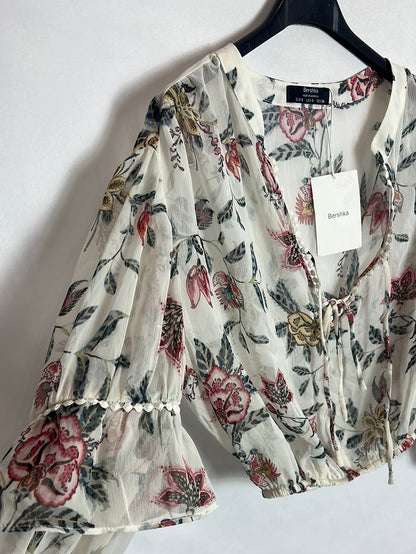 BERSHKA. Blusa semitransparente  flores. T S