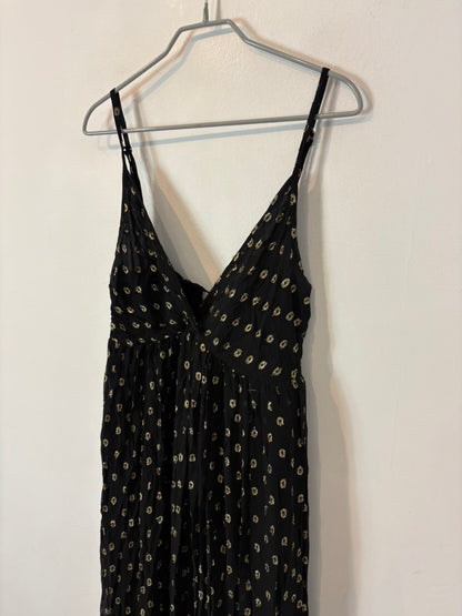 CUPLÉ. Vestido largo negro vaporoso detalles dorados