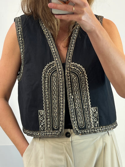 ZARA. Chaleco negro acolchado abalorios. T L