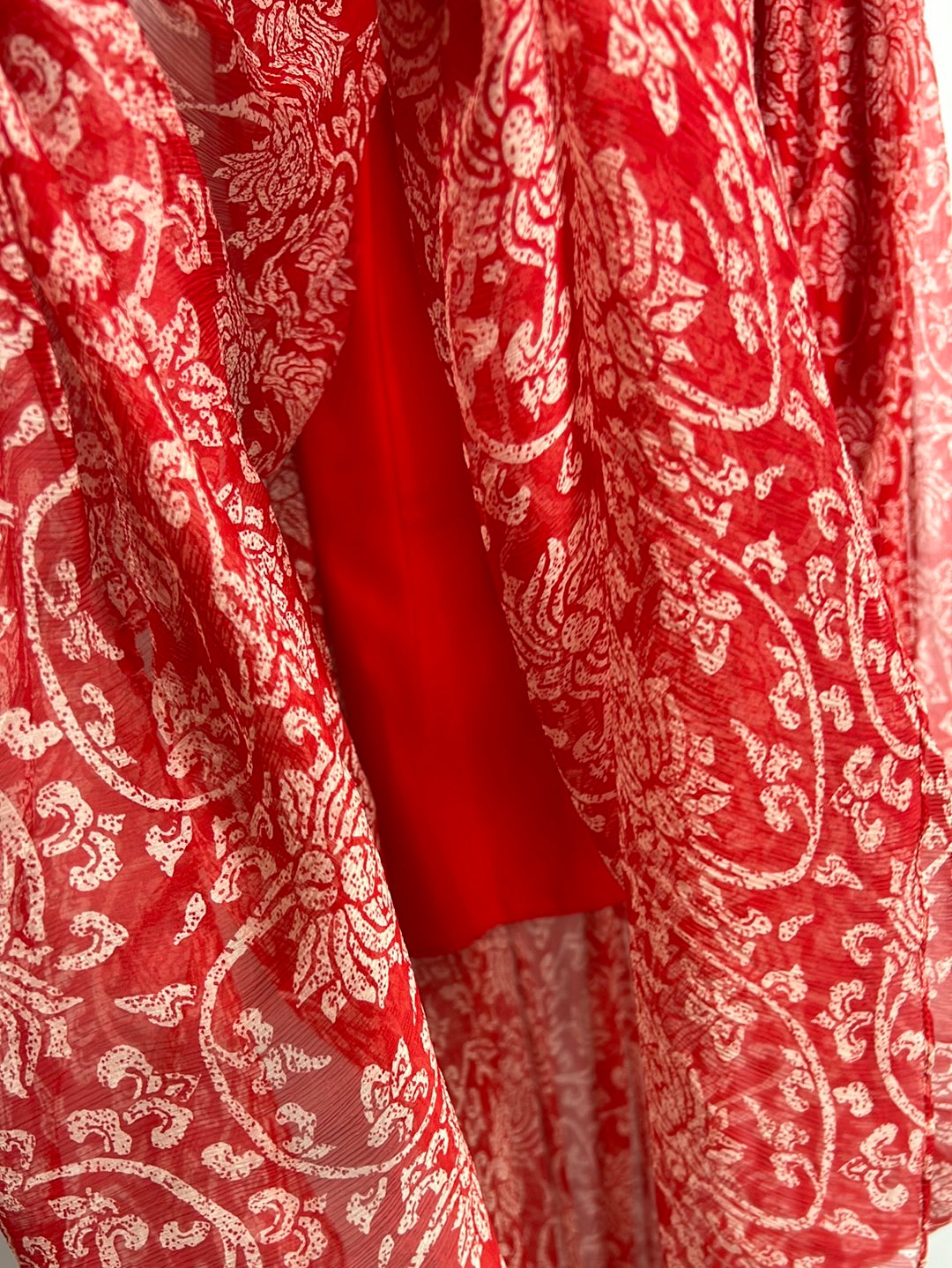 AMOË. Vestido largo rojo estampado detalle escote. T S