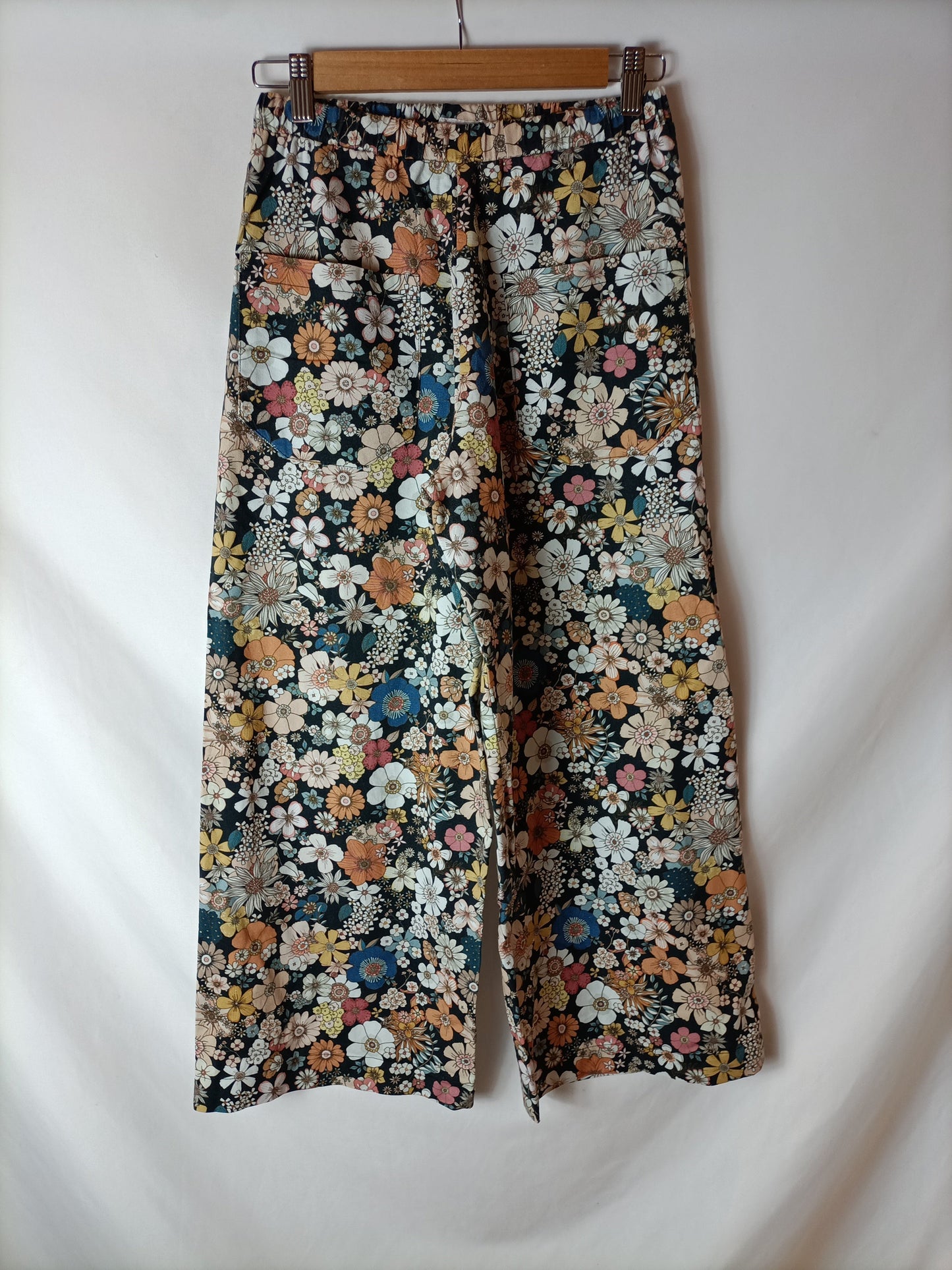 ERIC&CHIC .Pantalones negros flores T.XS
