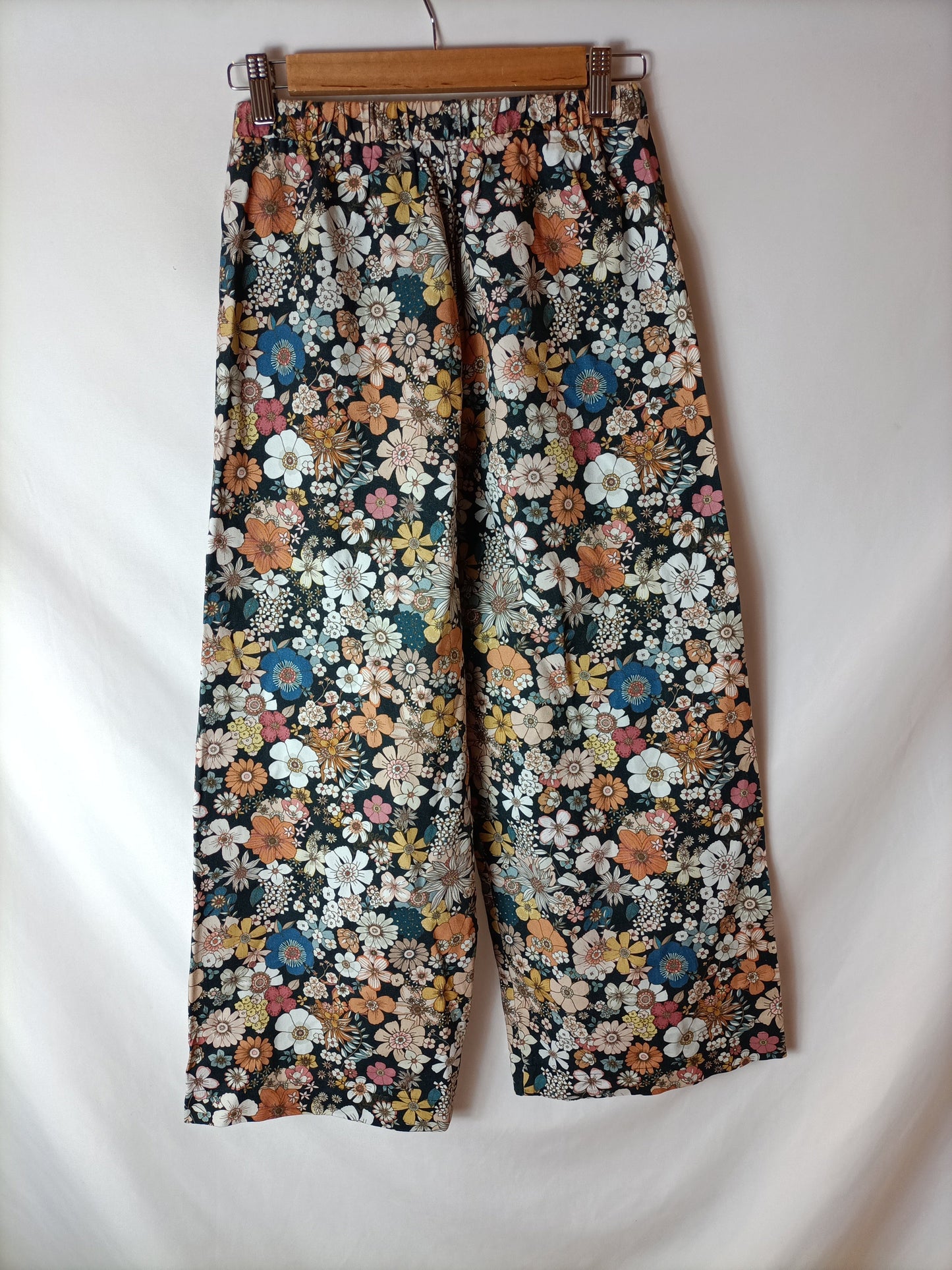 ERIC&CHIC .Pantalones negros flores T.XS