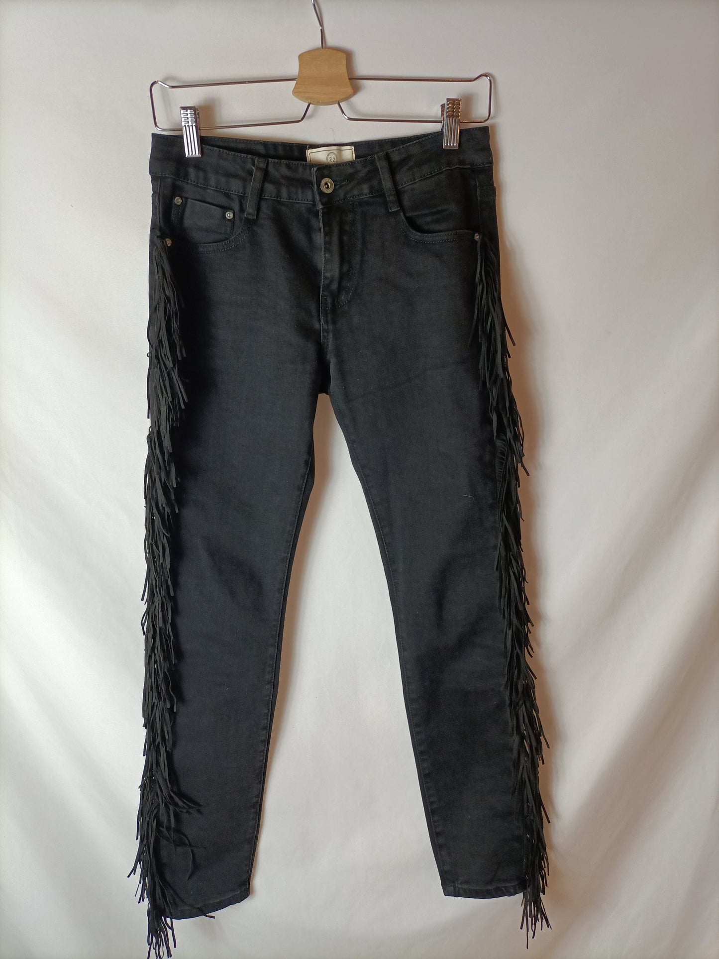 ESTUDIA 22. Pantalón negros flecos laterales T.m