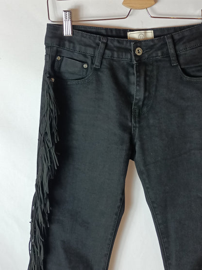 ESTUDIA 22. Pantalón negros flecos laterales T.m