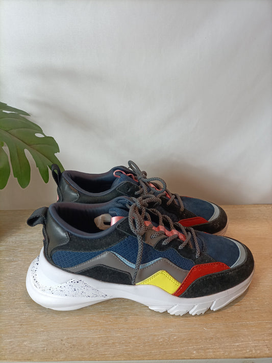 ZARA. Zapatillas azules T.38