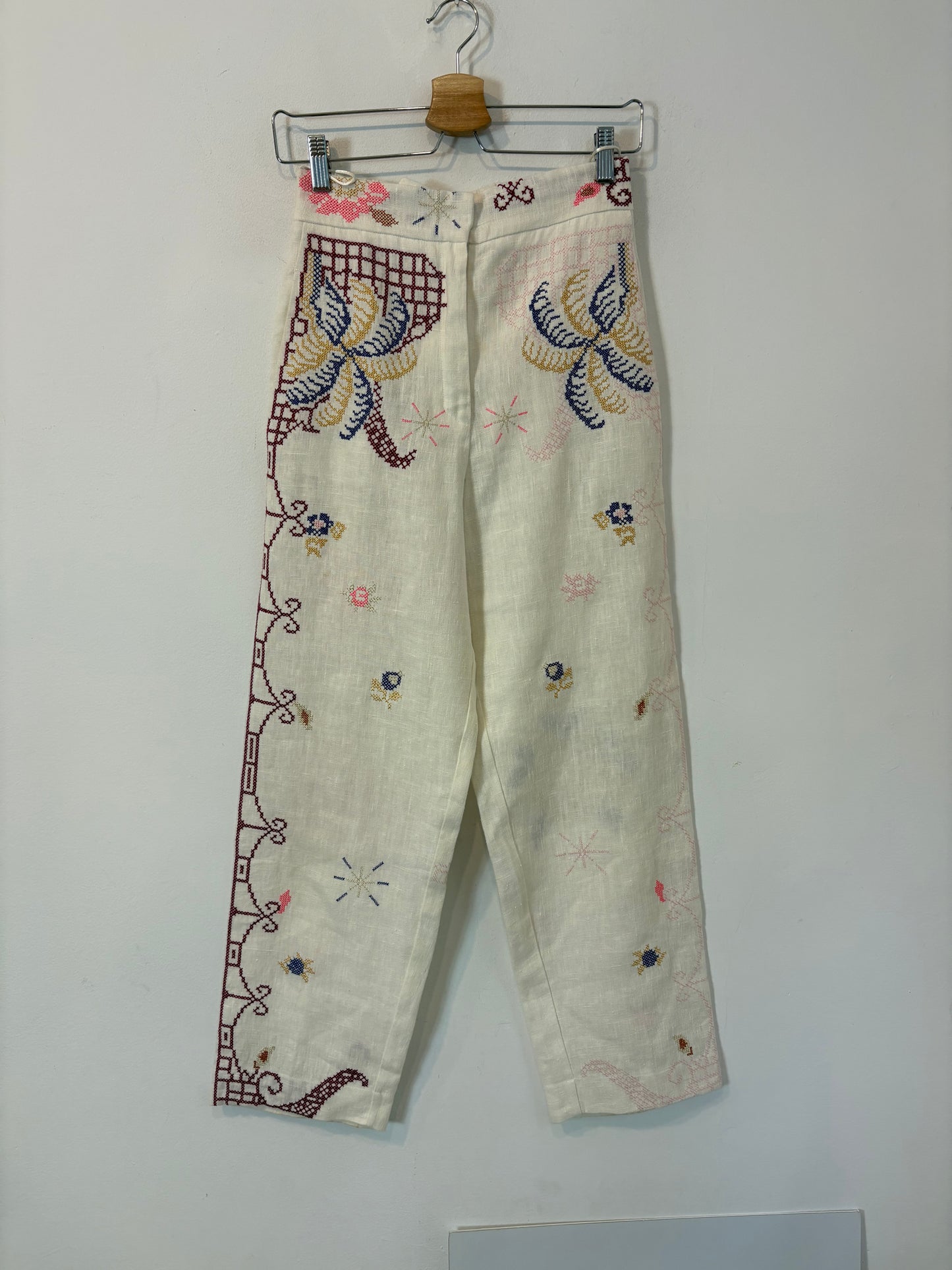 FORTE FORTE. Pantalón lino blanco detalles punto de cruz