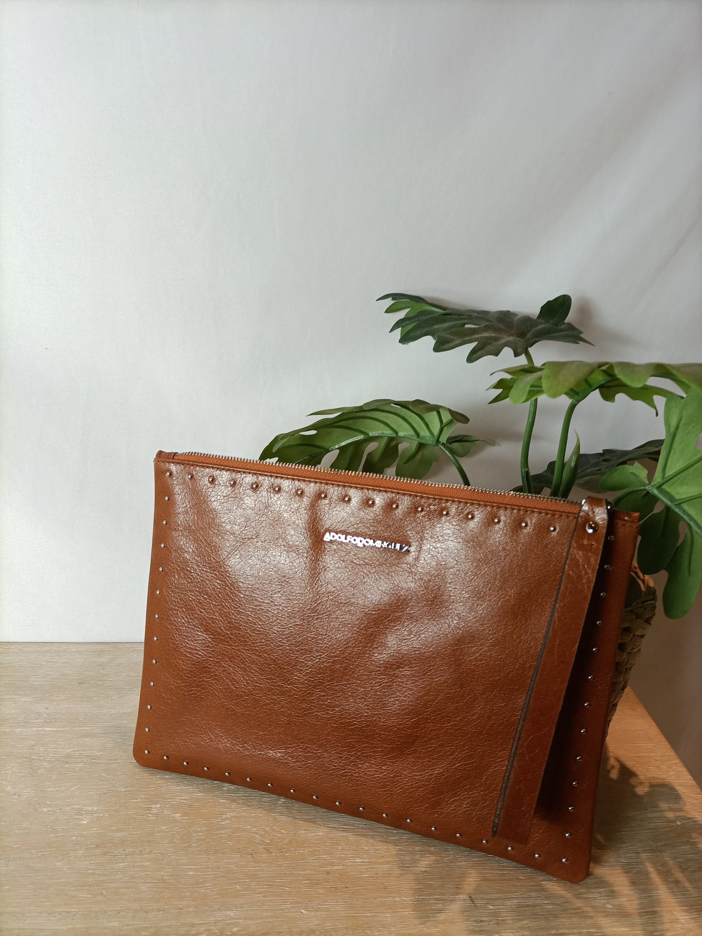 ADOLFO DOMINGUEZ. Cartera piel tachuelas