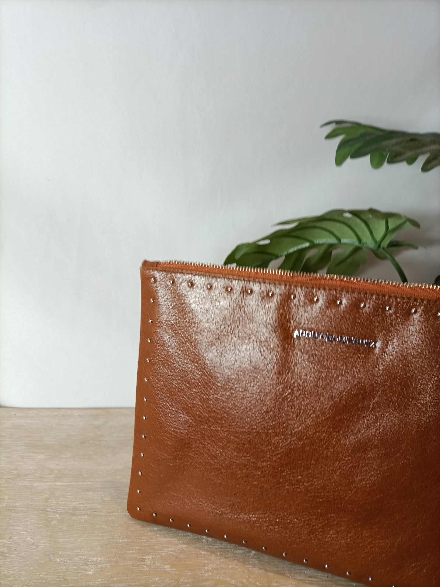 ADOLFO DOMINGUEZ. Cartera piel tachuelas