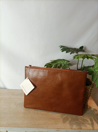 ADOLFO DOMINGUEZ. Cartera piel tachuelas