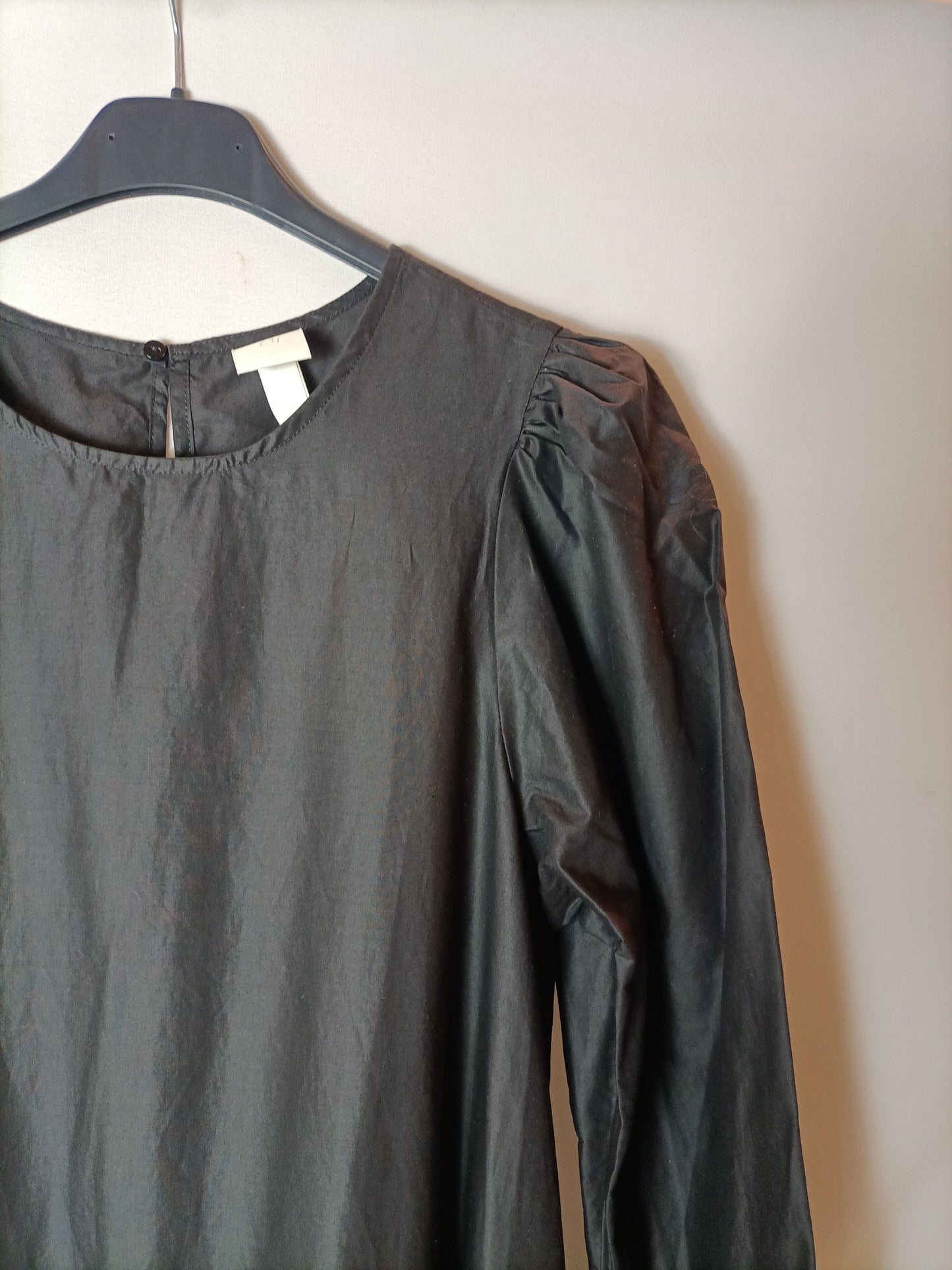 H&M. Vestido negro volante T.40