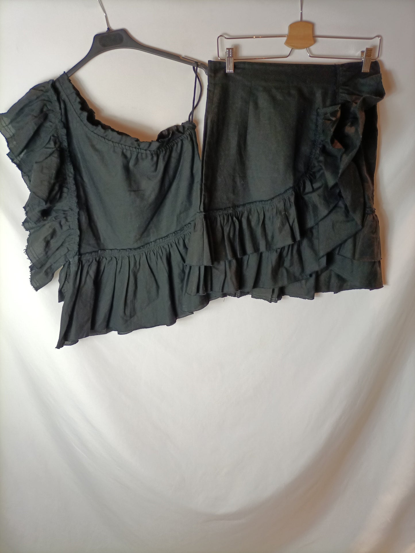 IRO. Short black skirt with ruffles. Size 40