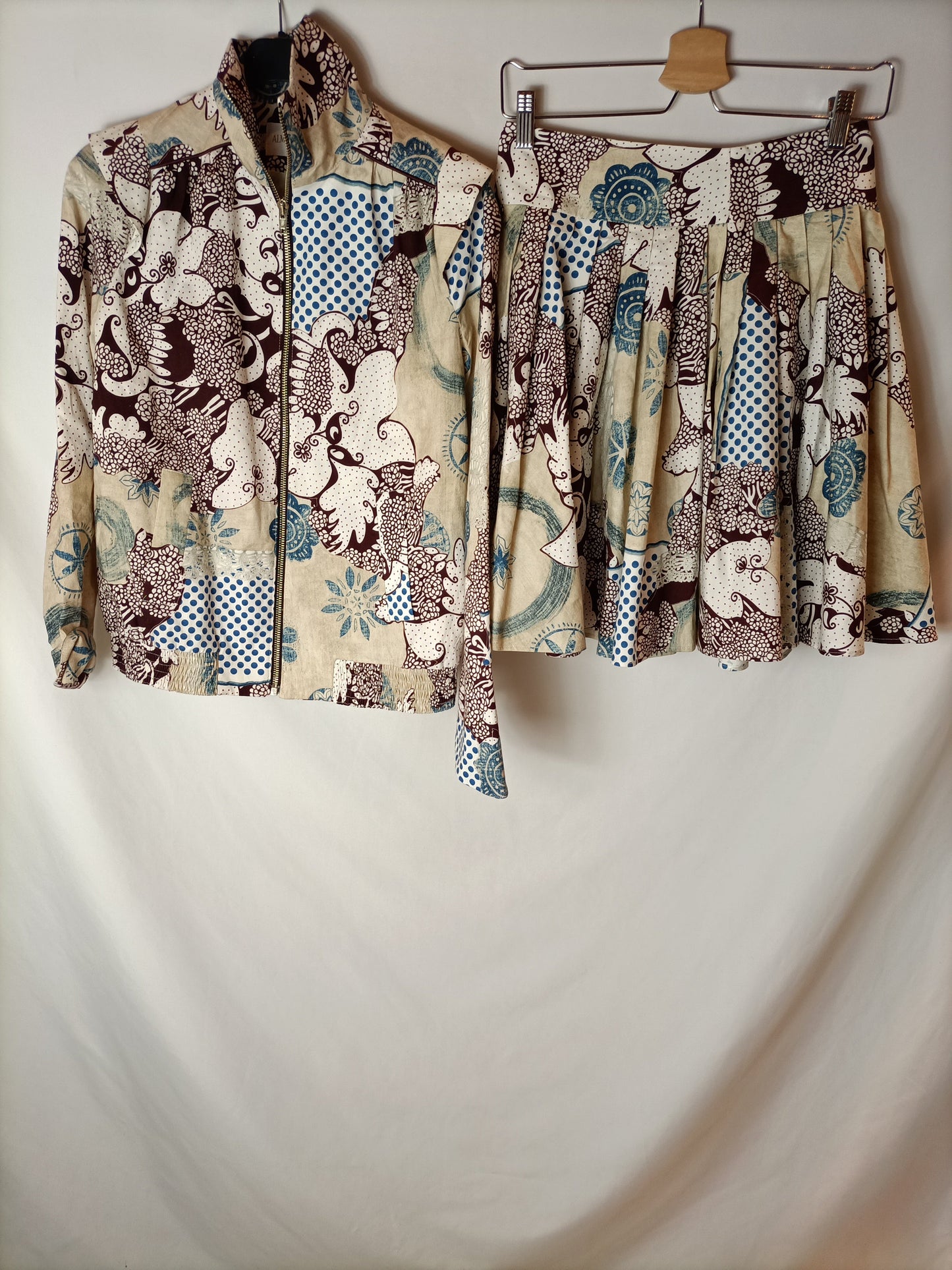 ALMA AGUILAR. Total jacket and skirt look. Size 38