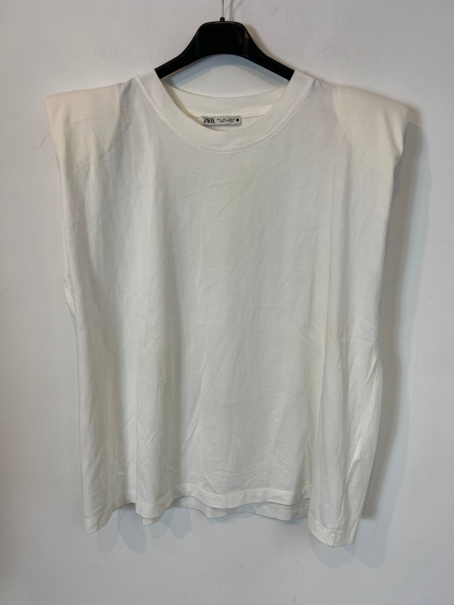 ZARA. Camiseta blanca hombreras. T L