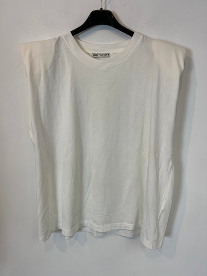 ZARA. Camiseta blanca hombreras. T L
