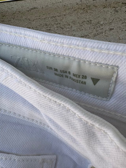 ZARA. Denim blanco semi elástico