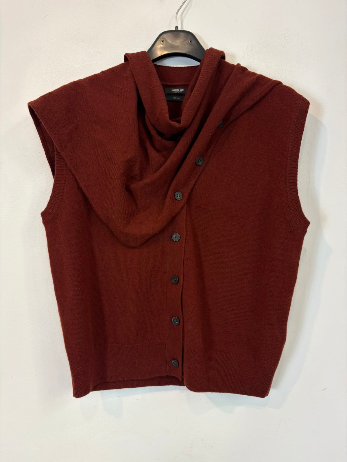 MASSIMO DUTTI. Chaleco burdeos lana con cuello extraible