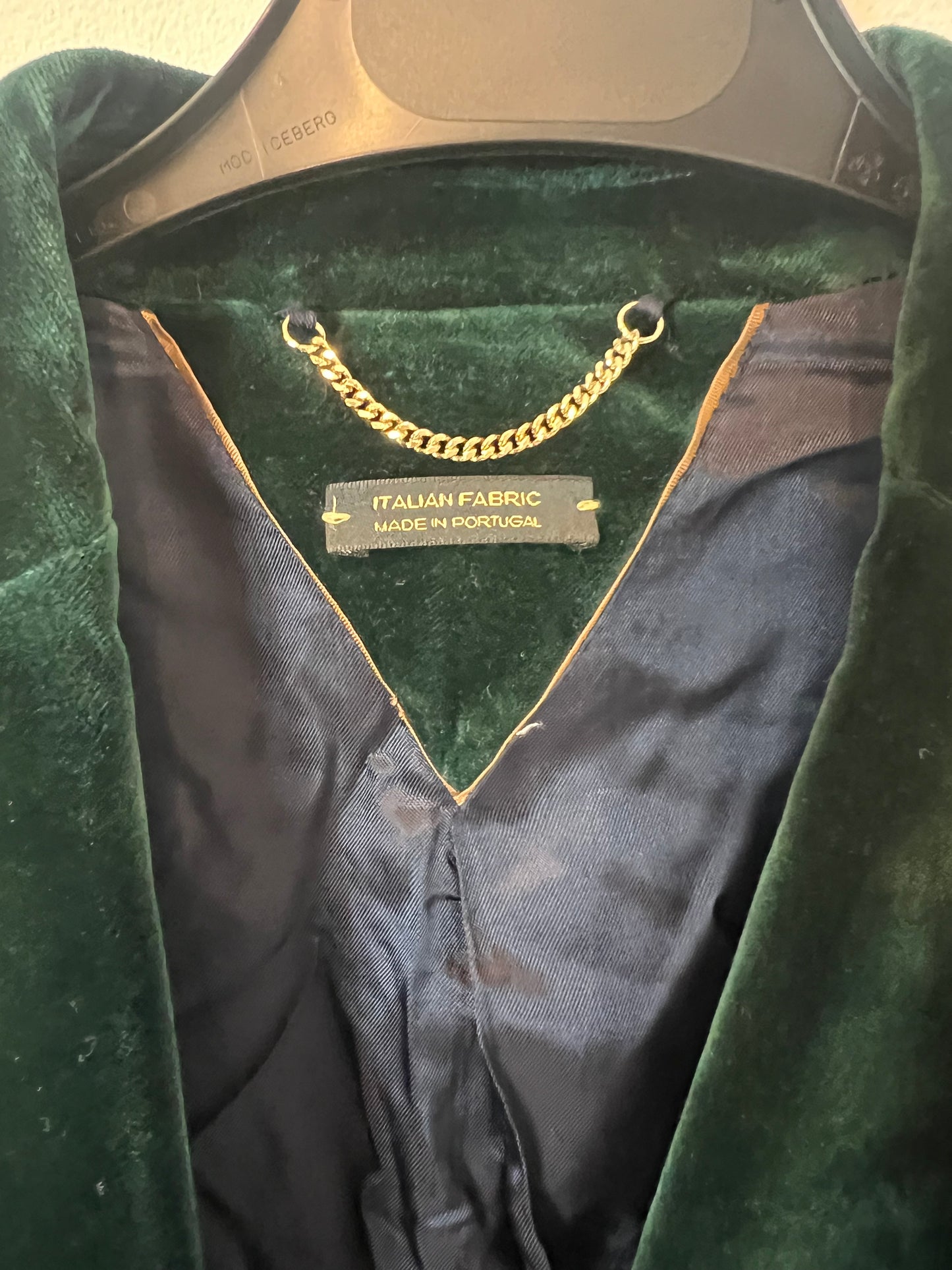 MASSIMO DUTTI. Green velvet blazer. Size 40