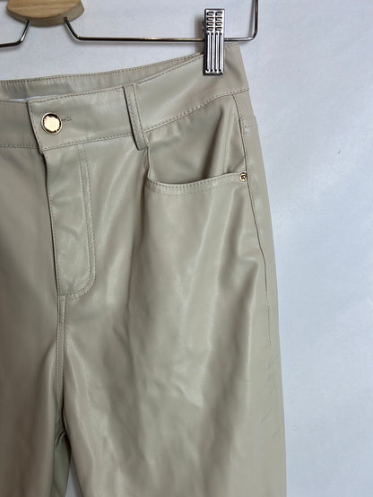 ZARA. Pantalones beige efecto piel. T36