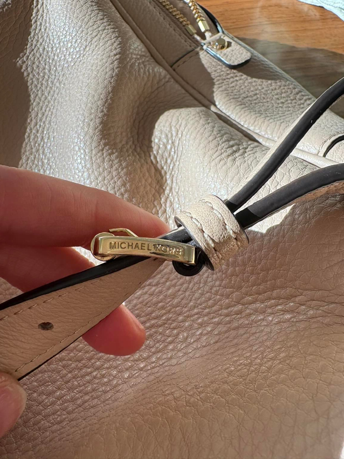 MICHAEL KORS. Mochila mediana piel tachuelas