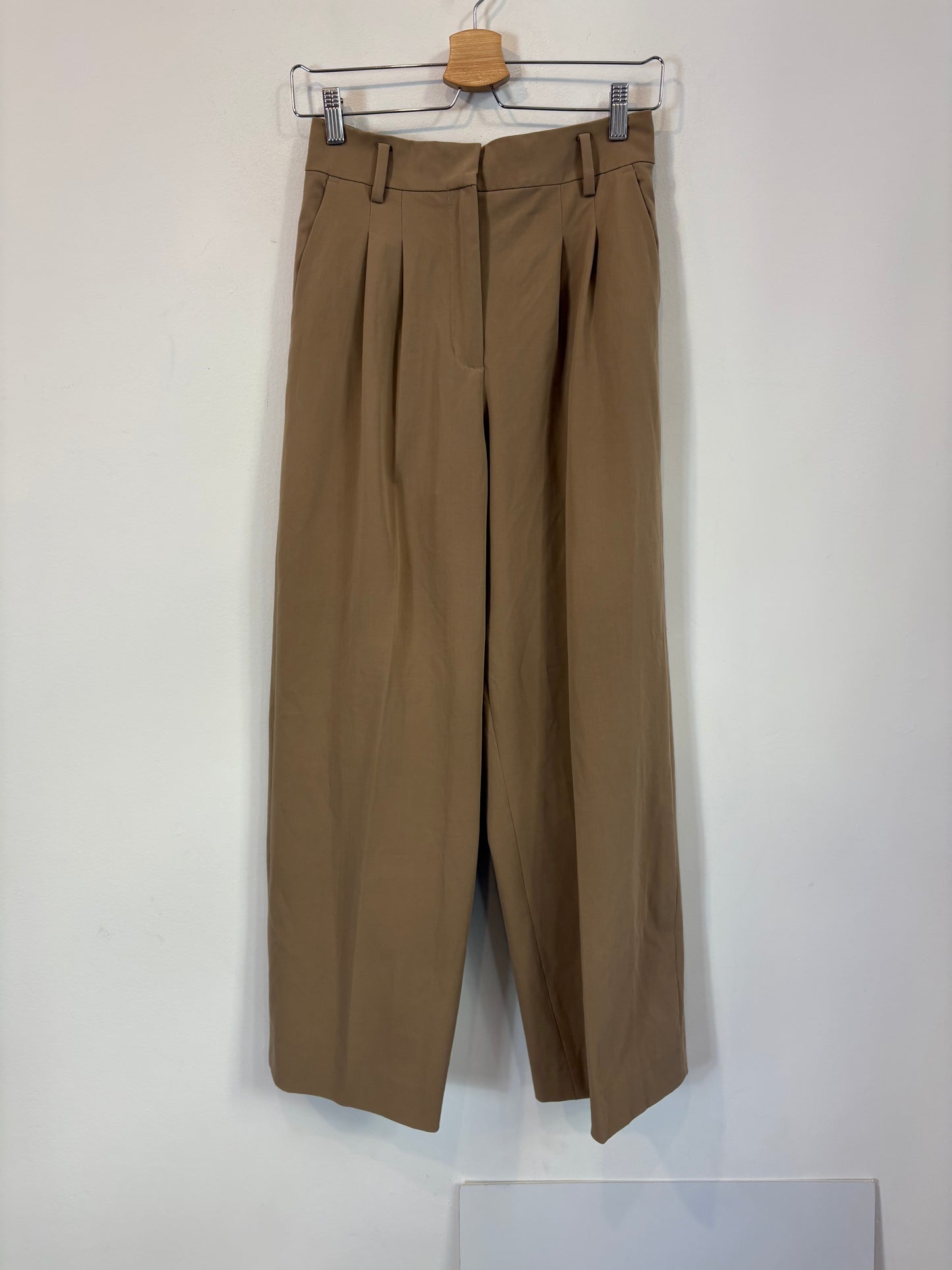 ZARA. Pantalón pinzas camel