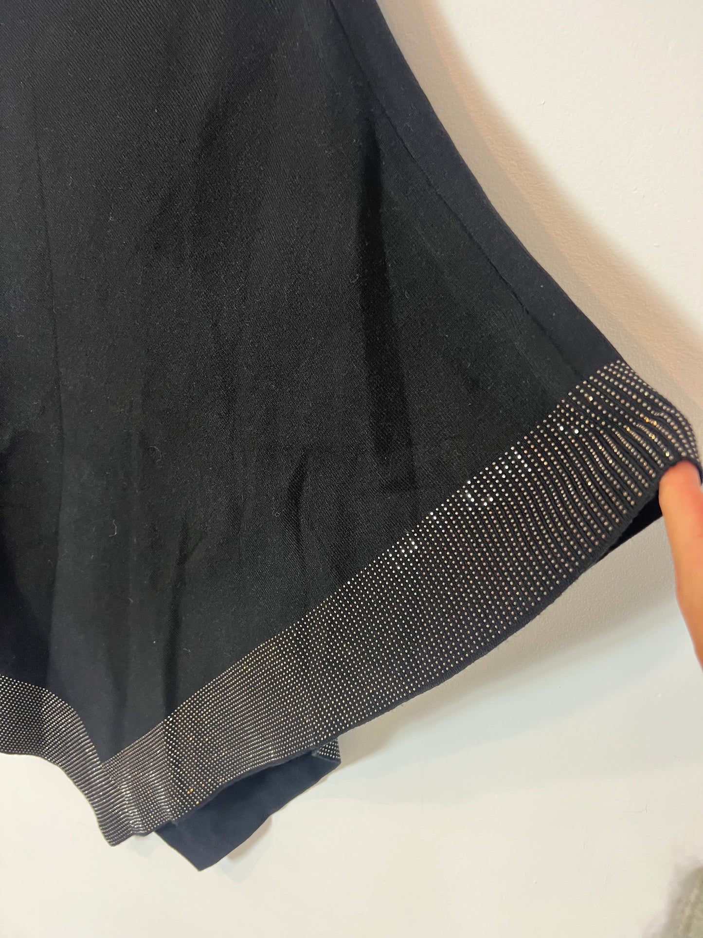 OTRAS. Poncho negro detalle pedrería. T U(M/L)