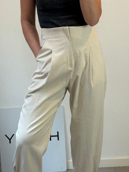 ZARA. Pantalón beige pinzas