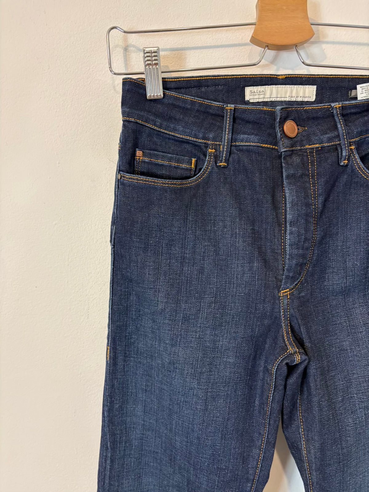 SALSA. Denim ligeramente acampanado